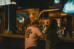 ハプニングバーはカップルで行くのが安心？知っておきたい基本と楽しみ方